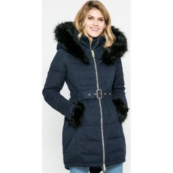 Guess Jeans - Parka. Czarne parki damskie Guess Jeans, l, z aplikacjami, z bawełny. W wyprzedaży za 799,90 zł.