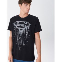 T-shirt Superman - Czarny. Czarne t-shirty męskie House, s, z motywem z bajki, bez kołnierzyka. Za 49,99 zł.