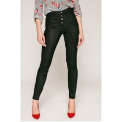 Guess Jeans - Jeansy 1981 Exposed Button. Czarne jeansy damskie marki Guess Jeans, z podwyższonym stanem. Za 469,90 zł.