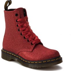 Glany DR. MARTENS - 1460 Pascal Glitter 24839602 Red/ Fine Glitter. Czerwone glany damskie Dr. Martens, ze skóry, klasyczne, bez obcasa, bez zapięcia. Za 669,00 zł.