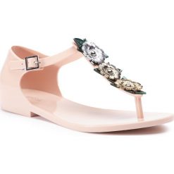 Sandały MELISSA - Honey Chrome II Ad 32600 Pink/Green/Silver 53467. Różowe klapki damskie Melissa, z aplikacjami, z tworzywa sztucznego, bez obcasa, na obcasie. W wyprzedaży za 209,00 zł.