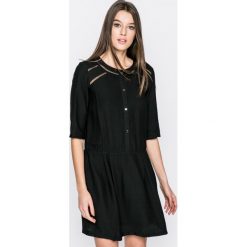 Answear - Sukienka Rita. Czarne sukienki damskie ANSWEAR, na co dzień, s, bez wzorów, z poliesteru, casualowe, z okrągłym kołnierzem, z krótkim rękawem, krótkie, mini, proste. W wyprzedaży za 49,90 zł.