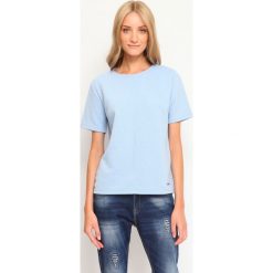 BLUZA NIEROZPINANA DAMSKA GŁADKA. Niebieskie bluzy damskie Top Secret, bez wzorów, z dzianiny, z krótkim rękawem, krótkie, bez kaptura. W wyprzedaży za 39,99 zł.