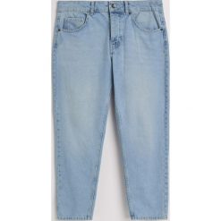 Jeansy regular cropped - Niebieski. Niebieskie jeansy męskie regular Reserved. W wyprzedaży za 49,99 zł.