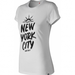 Koszulka do damska NEW BALANCE NYCM ESSENTIALS GRAPHIC / WT83535WT. Koszulki damskie New Balance, bez wzorów, bez kołnierzyka. Za 82,99 zł.