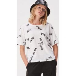 T-shirt z nadrukiem Blah blah - Biały. Białe t-shirty damskie Sinsay, xl, z nadrukiem, bez kołnierzyka. Za 19,99 zł.