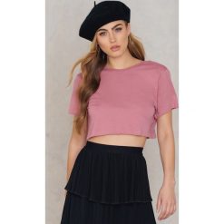 T-shirty damskie: NA-KD Basic Krótki T-shirt z pogłebieniem na plecach – Pink