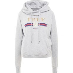 True Religion BOXI HOODIE TRUE GOLD Bluza z kapturem grey. Szare bluzy damskie marki True Religion, xl, bez wzorów, z bawełny, bez rękawów, z kapturem. Za 759,00 zł.