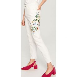 Jeansy damskie: Mom jeans z kwiatowym motywem - Biały