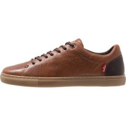 Levi's® VERNON Sneakersy niskie brown. Pomarańczowe sneakersy męskie marki Levi's®, bez wzorów, ze skóry, bez zapięcia. Za 389,00 zł.