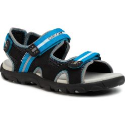 Sandały GEOX - J S. Strada B J0224B 0CE14 C0035 D Black/Lt Blue. Czarne sandały chłopięce Geox, ze skóry ekologicznej, bez zapięcia. Za 279,00 zł.