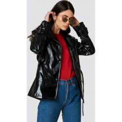 NA-KD Trend Lakierowana kurtka ze sztucznej skóry - Black. Białe kurtki damskie marki NA-KD Trend, z nadrukiem, z jersey, z okrągłym kołnierzem. Za 323,95 zł.