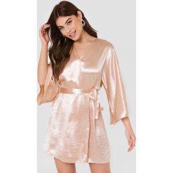 Rut&Circle Błyszcząca sukienka Leja - Pink,Nude. Różowe sukienki z falbanami marki Rut&Circle, z poliesteru, z kopertowym dekoltem, kopertowe. Za 161,95 zł.
