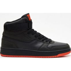Wysokie sneakersy - Czarny. Czarne sneakersy męskie Cropp, bez zapięcia. W wyprzedaży za 89,99 zł.