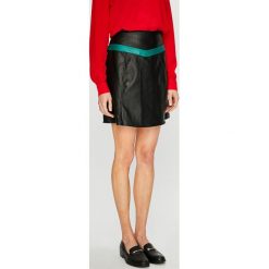 Vero Moda - Spódnica Contrast. Czarne spódniczki skórzane marki Vero Moda, s, z podwyższonym stanem, mini. W wyprzedaży za 59,90 zł.