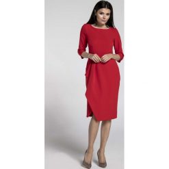 Czerwona Elegancka Sukienka z Zakładanym Dołem. Czerwone sukienki asymetryczne marki Molly.pl, do pracy, l, biznesowe, z asymetrycznym kołnierzem, midi. W wyprzedaży za 139,41 zł.