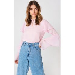 Bluzki damskie: Andrea Hedenstedt x NA-KD Bluzka z falbanami na rękawach – Pink