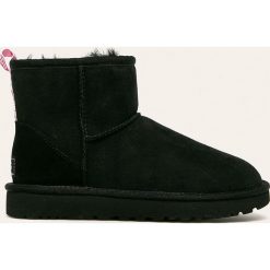 UGG - Śniegowce Classic Mini II Graphic Logo. Czarne śniegowce damskie Ugg, z wełny, bez zapięcia. Za 729,90 zł.