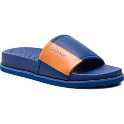 Klapki CALVIN KLEIN - Mackee F0985 Royal Blue/Orange Po. Niebieskie klapki męskie Calvin Klein, bez wzorów, ze skóry ekologicznej. W wyprzedaży za 269,00 zł.