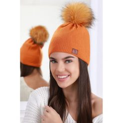 Czapka MISALINA ORANGE. Pomarańczowe czapki damskie Czapka MISALINA ORANGE, na zimę, bez wzorów. W wyprzedaży za 29,00 zł.