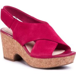 Sandały CLARKS - Maritsa Lara 261479264 Fuchsia Suede. Różowe klapki damskie Clarks, bez wzorów, ze skóry, bez obcasa, na obcasie. Za 429,00 zł.