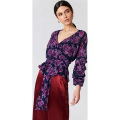 Bluzki damskie: NA-KD Bluzka z wiązaniem w pasie – Purple,Multicolor