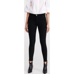 Jeansy slim z kieszeniami - Czarny. Czarne jeansy damskie Reserved, bez wzorów, z jeansu. Za 139,99 zł.