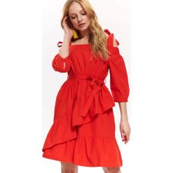 Sukienka z odkrytymi ramionami i falbaną. Czerwone sukienki damskie Top Secret, na co dzień, na lato, bez wzorów, eleganckie, bez kołnierzyka, bez rękawów, z odkrytymi ramionami. W wyprzedaży za 59,99 zł.