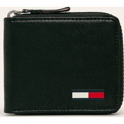 Tommy Jeans - Portfel. Czarne portfele męskie Tommy Jeans, bez wzorów, z jeansu. W wyprzedaży za 239,90 zł.