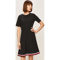 Tommy Hilfiger - Sukienka. Niebieskie sukienki damskie TOMMY HILFIGER, s, bez wzorów, z elastanu, z okrągłym kołnierzem, z krótkim rękawem, krótkie, mini, rozkloszowane. W wyprzedaży za 319,90 zł.