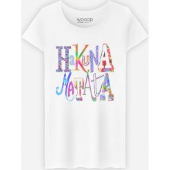 Koszulka "Hakuna Matata" w kolorze białym. Białe koszulki damskie Wooop, xs, z nadrukiem, z bawełny, z okrągłym kołnierzem. W wyprzedaży za 56,95 zł.