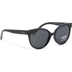 Okulary przeciwsłoneczne VOGUE - Glam Cut 0VO5246S W44/87 Black/Black. Czarne okulary przeciwsłoneczne damskie Vogue. W wyprzedaży za 339,00 zł.