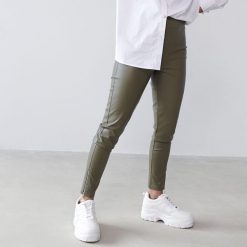 Legginsy ze sztucznej skóry - Khaki. Brązowe legginsy damskie Sinsay, s, bez wzorów, ze skóry. Za 39,99 zł.
