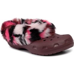 Kapcie CROCS - Classic Mammoth So Luxe Clog 205841 Burgundy/Multi. Czerwone klapki damskie Crocs, bez wzorów, z tworzywa sztucznego, bez obcasa. W wyprzedaży za 209,00 zł.