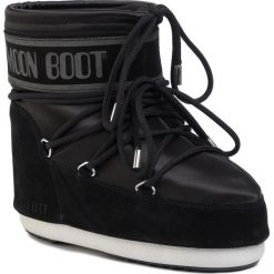 Śniegowce MOON BOOT - Classic Low Satin 140893001 Black. Czarne kozaki damskie Moon Boot, na zimę, z zamszu, na niskim obcasie, bez zapięcia. W wyprzedaży za 1039,00 zł.