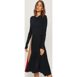 Tommy Hilfiger - Sukienka. Sukienki damskie TOMMY HILFIGER, s, z aplikacjami, z wiskozy, z okrągłym kołnierzem, z długim rękawem, długie, midi, rozkloszowane. Za 899,90 zł.