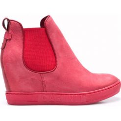 Carinii - Botki. Różowe buty zimowe damskie marki Carinii, z materiału, z okrągłym noskiem, na koturnie. W wyprzedaży za 199,90 zł.
