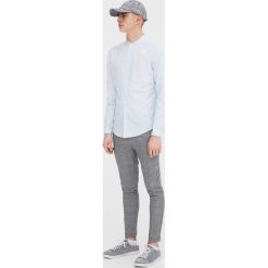 Koszula ze stójką. Zielone koszule męskie marki Pull & Bear, ze stójką, z długim rękawem. Za 49,90 zł.