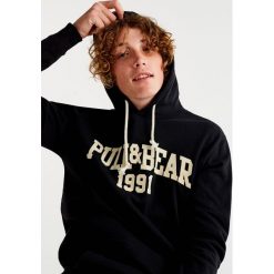 Bluza z logo Pull&Bear. Czarne bluzy męskie Pull&Bear, m, bez wzorów, bez kołnierzyka, bez rękawów, bez kaptura. Za 89,90 zł.