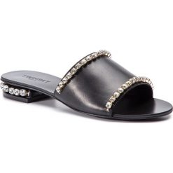 Klapki TWINSET - Ciabatta 191TCT094 Nero 00006. Czarne klapki damskie Twinset, z aplikacjami, ze skóry, bez obcasa, na obcasie. W wyprzedaży za 519,00 zł.