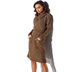 Sweterkowa sukienka z golfem i kieszeniami LS257 capucino ecru. Sukienki damskie Tagless, na co dzień, na jesień, uniwersalny, bez wzorów, eleganckie, z golfem, bez rękawów, proste. Za 159,90 zł.