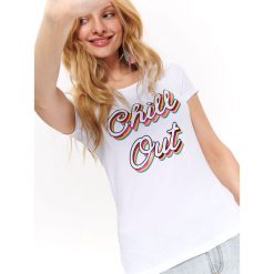 BAWEŁNIANY T-SHIRT Z NADRUKIEM. Białe t-shirty damskie Top Secret, z nadrukiem, z bawełny, z okrągłym kołnierzem. W wyprzedaży za 19,99 zł.