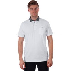 Białą Elegancka Koszulka Polo, Męska, Krótki Rękaw, Just Yuppi, z Kieszonką TSJTYUPPOLO9233kol1BIALY. Białe koszulki męskie Just Yuppi, m, bez wzorów, z tkaniny, eleganckie, z krótkim rękawem. W wyprzedaży za 67,00 zł.