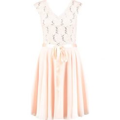 Swing Sukienka koktajlowa peach. Czerwone sukienki koktajlowe marki Swing, z materiału. W wyprzedaży za 503,20 zł.