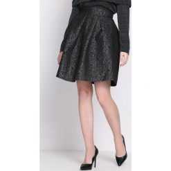 Czarna Spódnica Carefully. Czarne spódniczki damskie Born2be, bez wzorów, z tkaniny, eleganckie, mini, rozkloszowane. Za 39,99 zł.