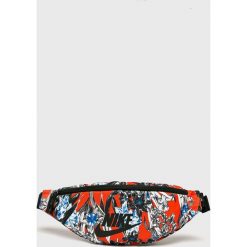 Nike Sportswear - Nerka. Czerwone walizki Nike Sportswear, w paski, z poliesteru, casualowe, bez dodatków. Za 79,90 zł.
