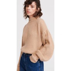 Sweter z bufiastymi rękawami - Beżowy. Brązowe swetry damskie Reserved, s, bez wzorów, bez rękawów, bez kaptura. W wyprzedaży za 49,99 zł.