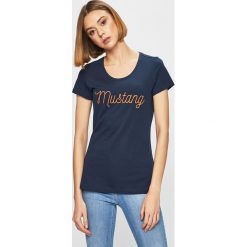 Mustang - Top. Różowe bluzki damskie Mustang, s, z nadrukiem, z bawełny, z okrągłym kołnierzem. W wyprzedaży za 39,90 zł.