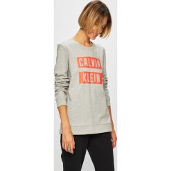 Calvin Klein Performance - Bluza. Szare bluzy damskie Calvin Klein Performance, s, z nadrukiem, z bawełny, bez rękawów, bez kaptura. W wyprzedaży za 249,90 zł.