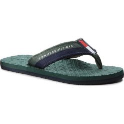 Japonki TOMMY HILFIGER - Embossed Flag Beach FM0FM01796 Jungle Green 300. Niebieskie klapki męskie TOMMY HILFIGER, bez wzorów, z tworzywa sztucznego. W wyprzedaży za 139,00 zł.